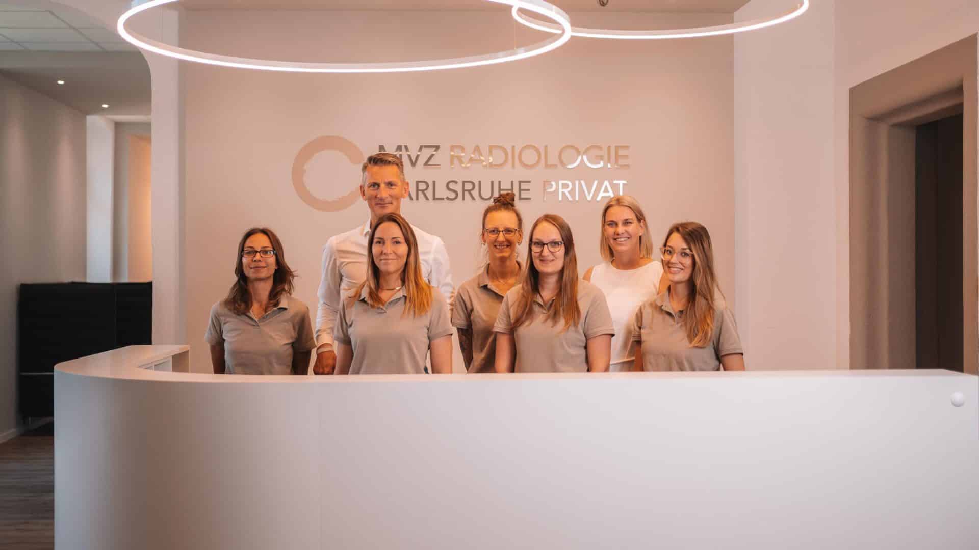Team am Empfang der Privatpraxis
